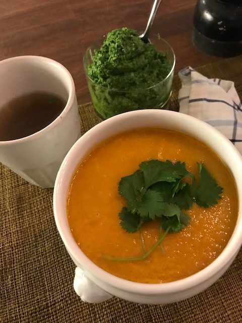 Morotssoppa med ingefära och grönkålspesto