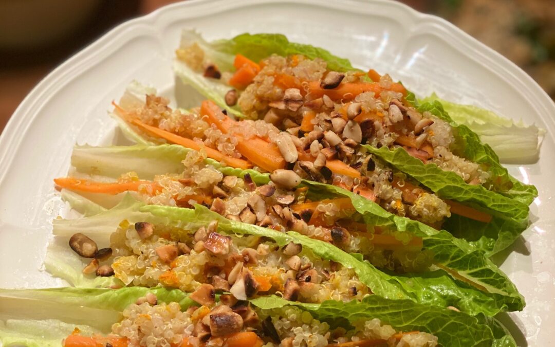 Fyllda sallatsblad med asiatiska smaker och quinoa